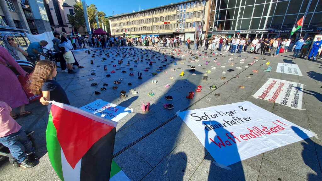 Platz vor dem HBF mit Kinderschuhen und Zuschauern